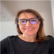 Docente di psicologia impartisce lezioni a studenti del liceo e degli istituti tecnici